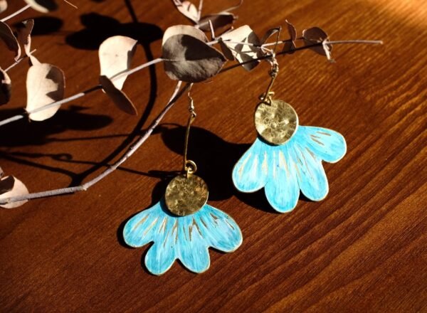 Pendientes flores azul celeste material Latón pintadas a mano