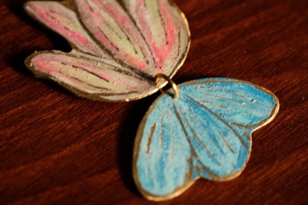 Pendientes de flores en Latón elaborados de manera artesanal pintados a mano con terminaciones en oro de 18 Kt. Pendientes de la reina, Zarcillejos, Campanillas. Inspirado en Flor insignia de Pasto, Colombia.