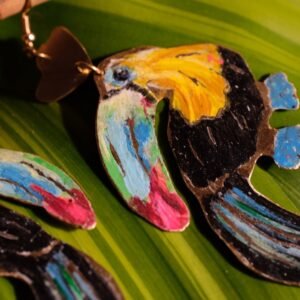 Pendientes de Tucanes Pico Canoa elaborados de manera artesanal pintados a mano con pasantes chapados en oro de 18 Kt inspirados en la fauna Colombiana