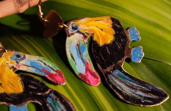 Pendientes de Tucanes Pico Canoa elaborados de manera artesanal pintados a mano con pasantes chapados en oro de 18 Kt inspirados en la fauna Colombiana