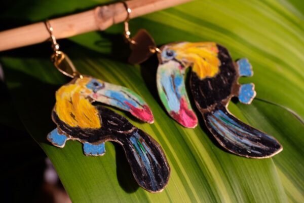 Pendientes de Tucanes Pico Canoa elaborados de manera artesanal pintados a mano con pasantes chapados en oro de 18 Kt inspirados en la fauna Colombiana