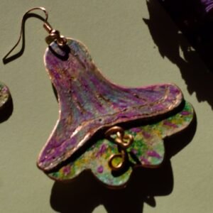 Pendientes elaborados de manera artesanal pintados a mano en material latón con terminación chapadas en oro de 18 Kt inspirados en la flora Colombiana.