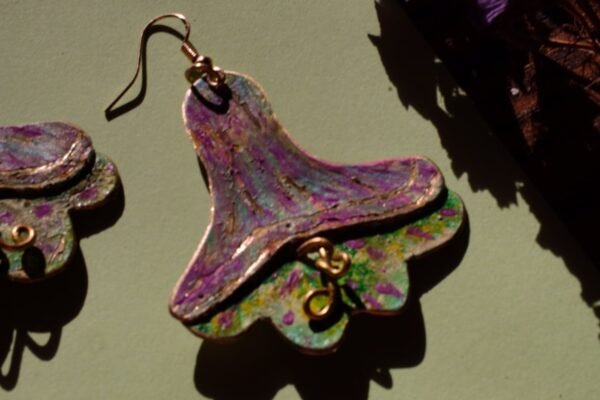 Pendientes elaborados de manera artesanal pintados a mano en material latón con terminación chapadas en oro de 18 Kt inspirados en la flora Colombiana.