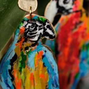 Pendientes de las Guacamayas azul y roja elaboradas de manera artesanal pintados a mano con pasantes chapados en oro de 18 Kt inspirados en la fauna Colombiana