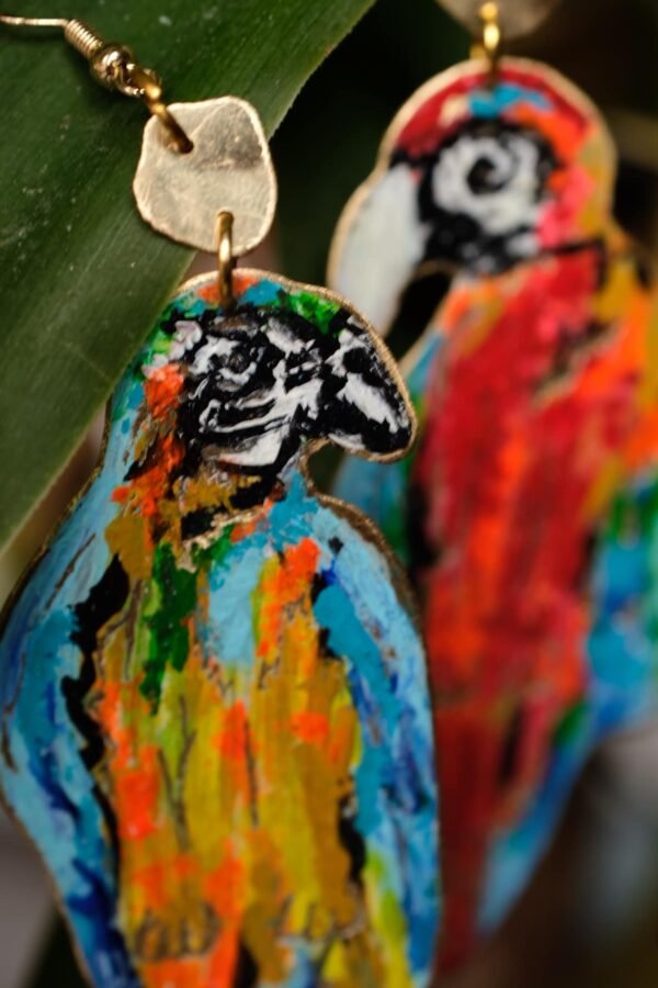 Pendientes de las Guacamayas azul y roja elaboradas de manera artesanal pintados a mano con pasantes chapados en oro de 18 Kt inspirados en la fauna Colombiana