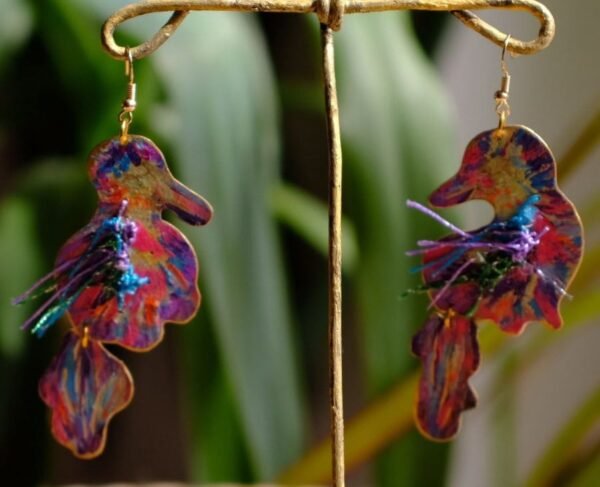 Pendientes de pájaros elaborados de forma artesanal en latón pintados a mano con terminaciones de oro de 18 Kt inspirados en la fauna Colombiana