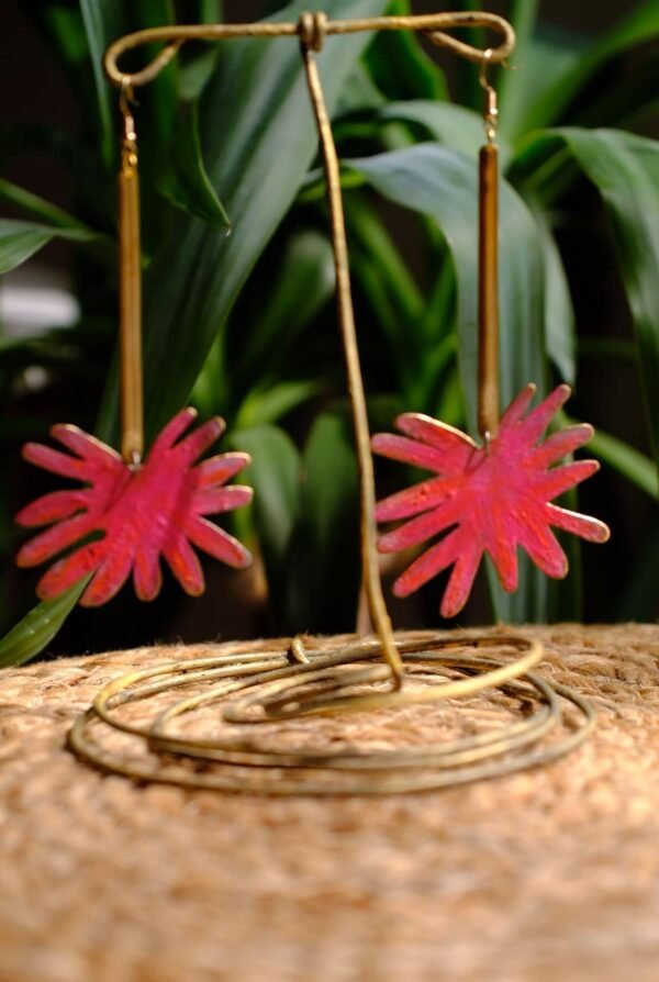 Pendientes elaborados de manera artesanal pintados a mano en material Latón con terminaciones en oro chapado de 18 Kt inspirados en el departamento de Guainía, Colombia, Sur América. Flor Inírida.