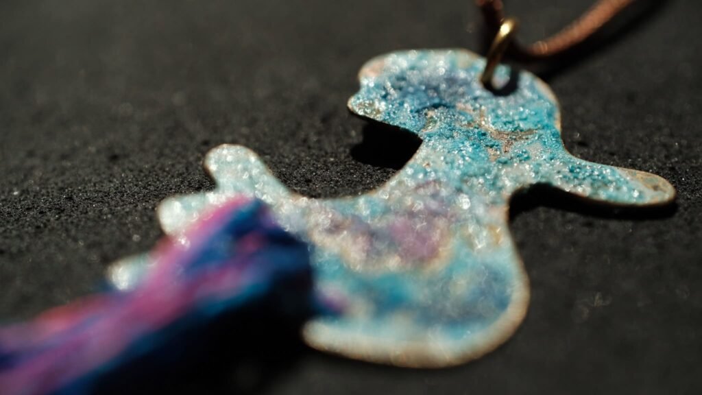 Collar de colibrí hecho a mano y pigmentado bajo la luz natural del sol con pigmentos artísticos, una pieza de joyería de autor de Andina by Angélica.