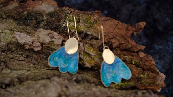 Aretes en forma de flor elaborados de manera artesanal