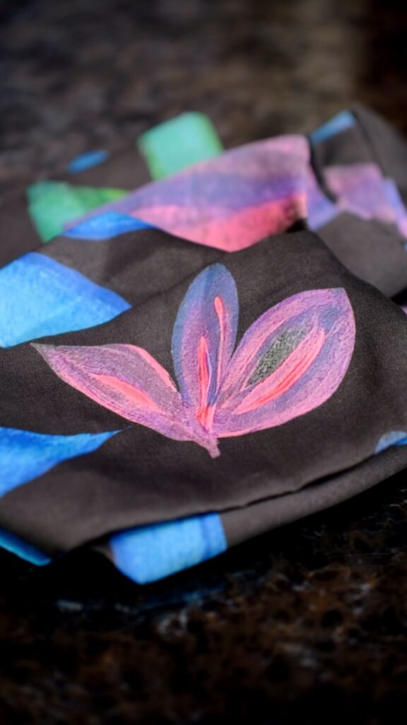 Pañoleta con flores de colores vibrantes, símbolo de moda consciente y fantasía cotidiana.