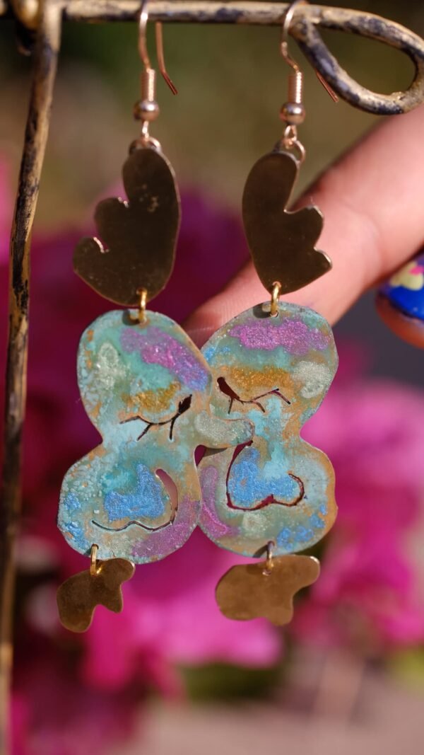 Pendientes en forma de pájaros de colores elaborados de manera artesanal