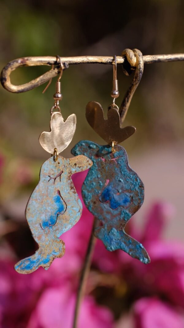 Pendientes en forma de pájaros, elaborados de manera artesanal pintados bajo los rayos del sol y con sutiles trazos de acuarelas. Terminaciones chapadas en oro de 18 kt.