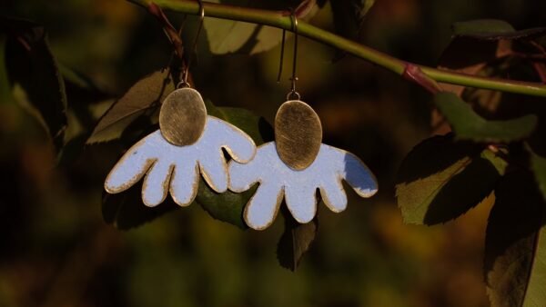 Pendientes en forma de flor elaborados de manera artesanal pintados a mano