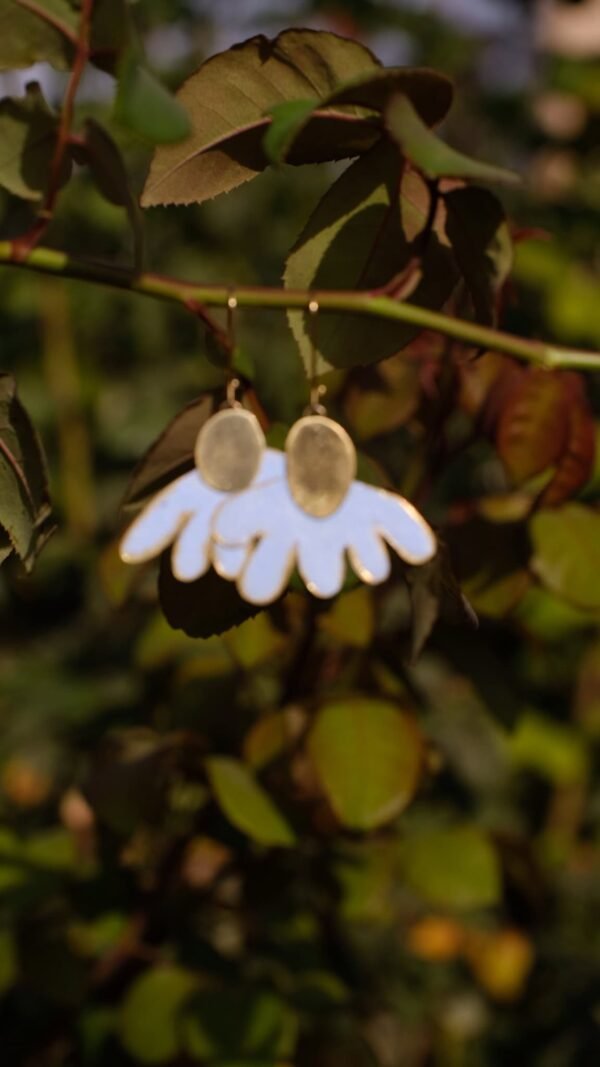 Pendientes en forma de flor elaborados de manera artesanal pintados a mano