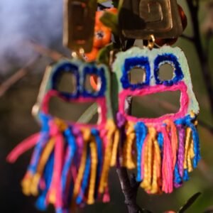 Pendientes elaborados de manera artesanal de caras ancestrales coloridos pintados