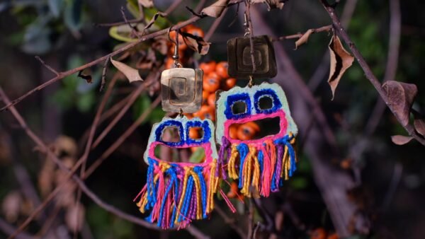 Pendientes elaborados de manera artesanal de caras ancestrales coloridos pintados