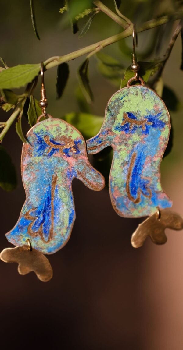 Pendientes de pájaros de colores elaborados de manera artesanal verde y tonos azules