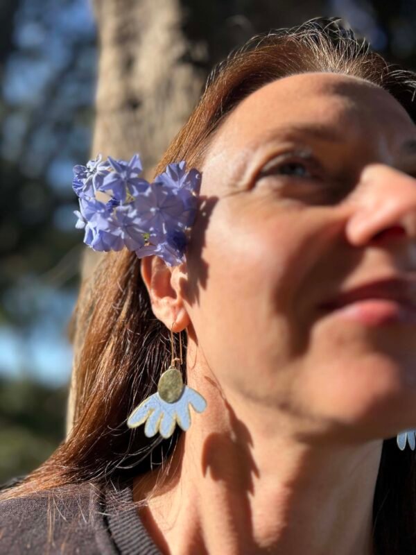 Pendientes en forma de flor elaborados de manera artesanal pintados a mano