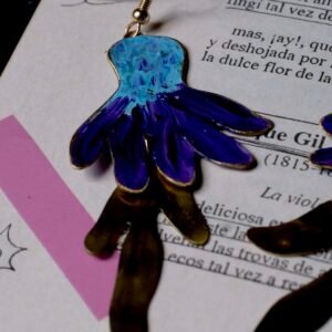Handcrafted and hand painted Flowers earrings | Pendientes en forma de flor hechos de manera artesanal pintados a mano