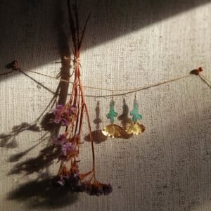 Pendientes en forma de flor artesanales hechos a mano y pintados a mano