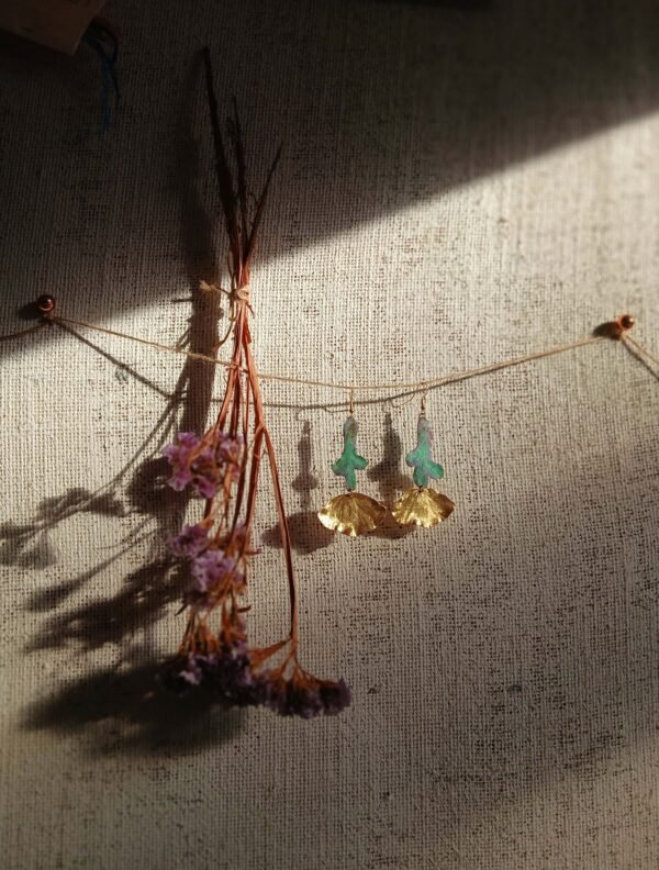 Pendientes en forma de flor artesanales hechos a mano y pintados a mano