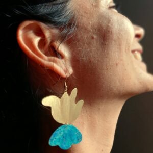 Modelo con Pendientes de flores artesanales pintados a mano