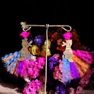 Pendientes pajaros de colores elaborados de manera artesanal, pintados a mano y chapados en oro