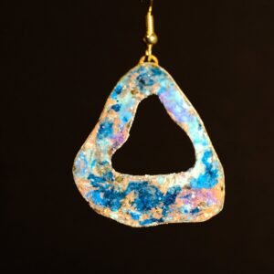 Pendientes artesanales elaborados a mano con formas de triángulos desiguales