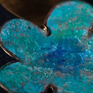 Pendientes de flores artesanales verde azul turquesa pintados a mano con hojas bañadas en oro - Andina by Angélica