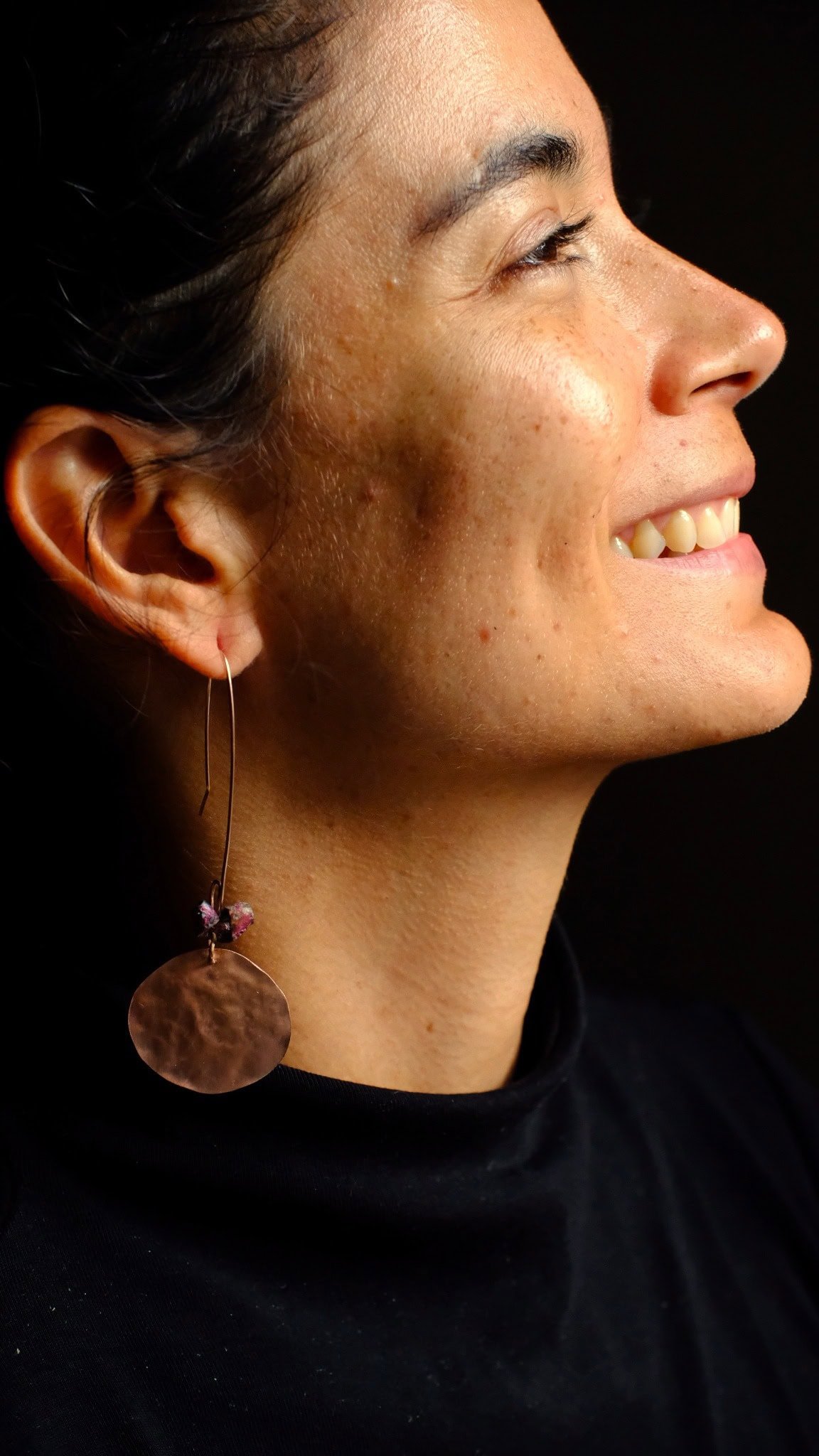 Pendientes de planetas Júpiter y Venus orbitando el estilo de Violeta.