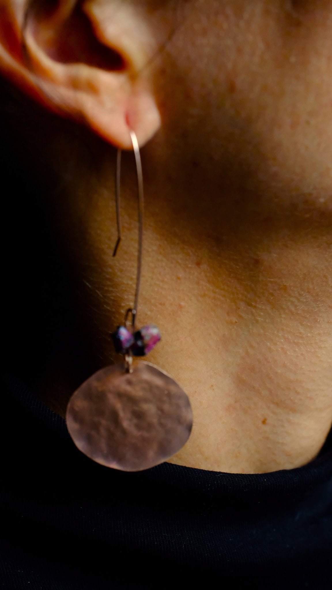 Pendientes de planetas Júpiter y Venus orbitando el estilo de Violeta.