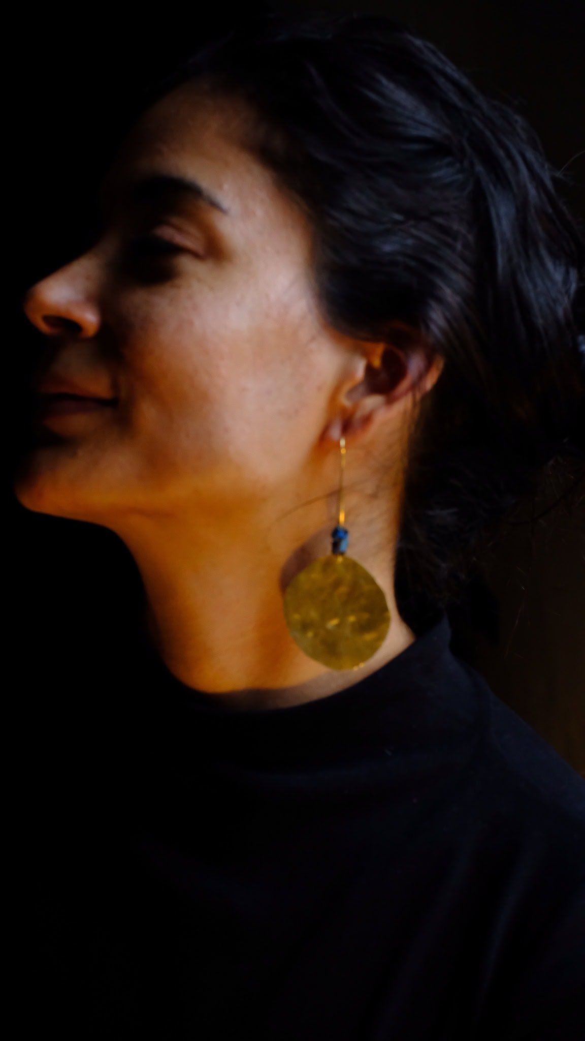 Pendientes de planetas Júpiter y Venus orbitando el estilo de Violeta.