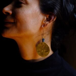 Pendientes de planetas Júpiter y Venus orbitando el estilo de Violeta.