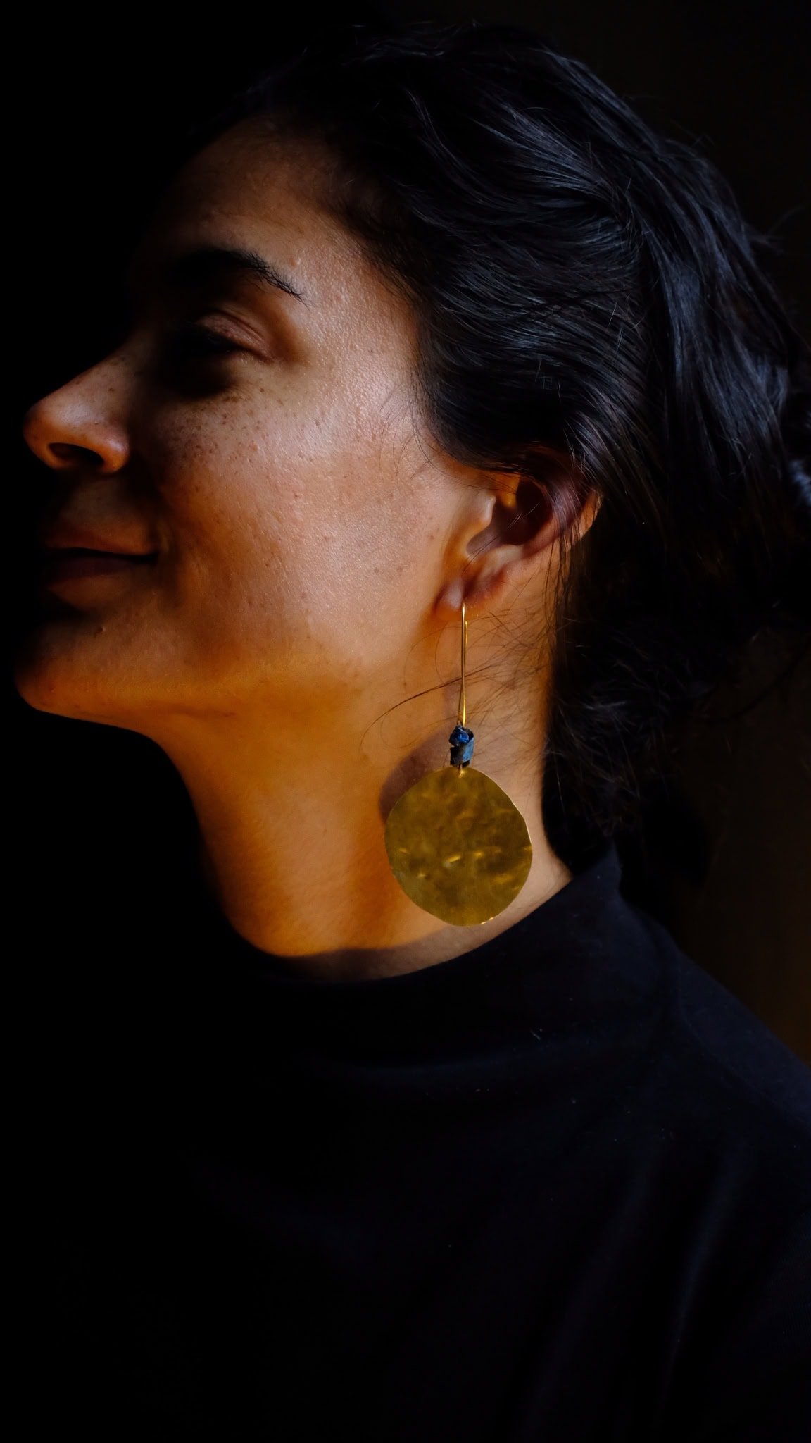 Pendientes de planetas Júpiter y Venus orbitando el estilo de Violeta.