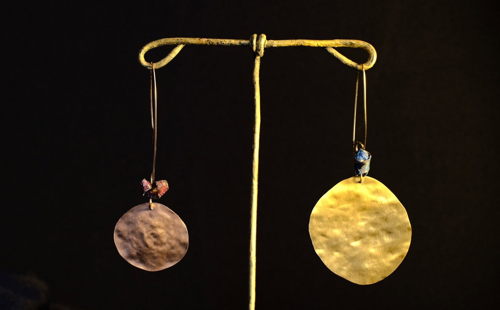 Pendientes Júpiter y Venus chapados en oro dorado y rosado con detalles pintados a mano - Andina by Angélica.