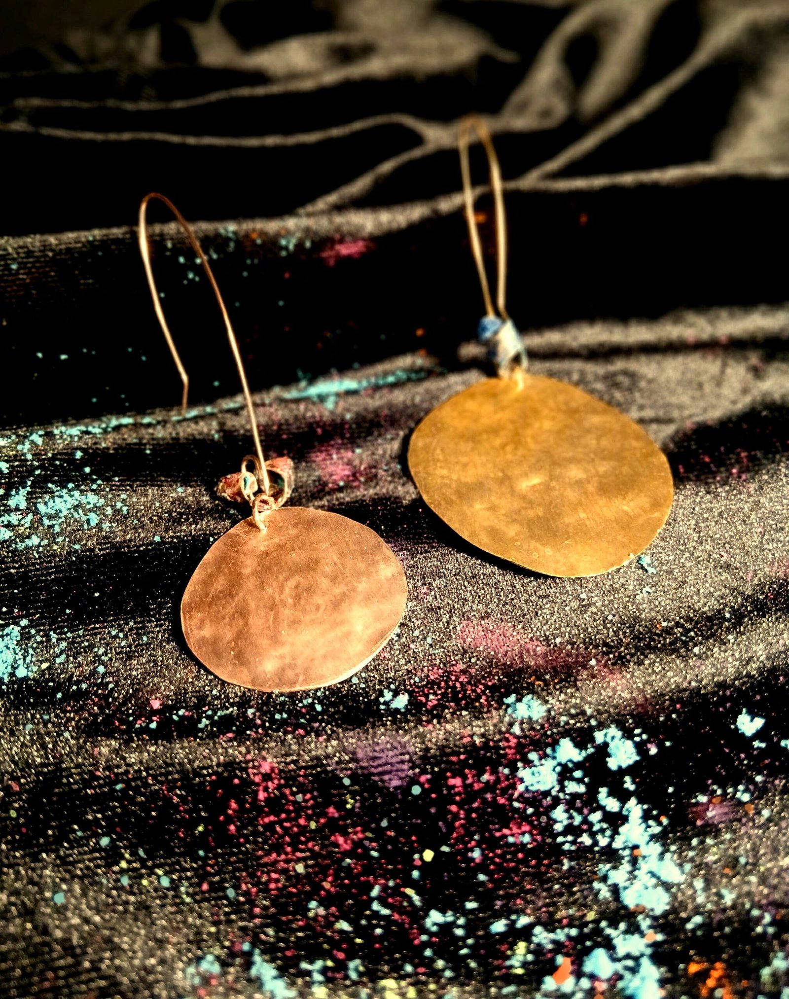 Pendientes inspirados en el romance de Júpiter y Venus y la astronomía poética.